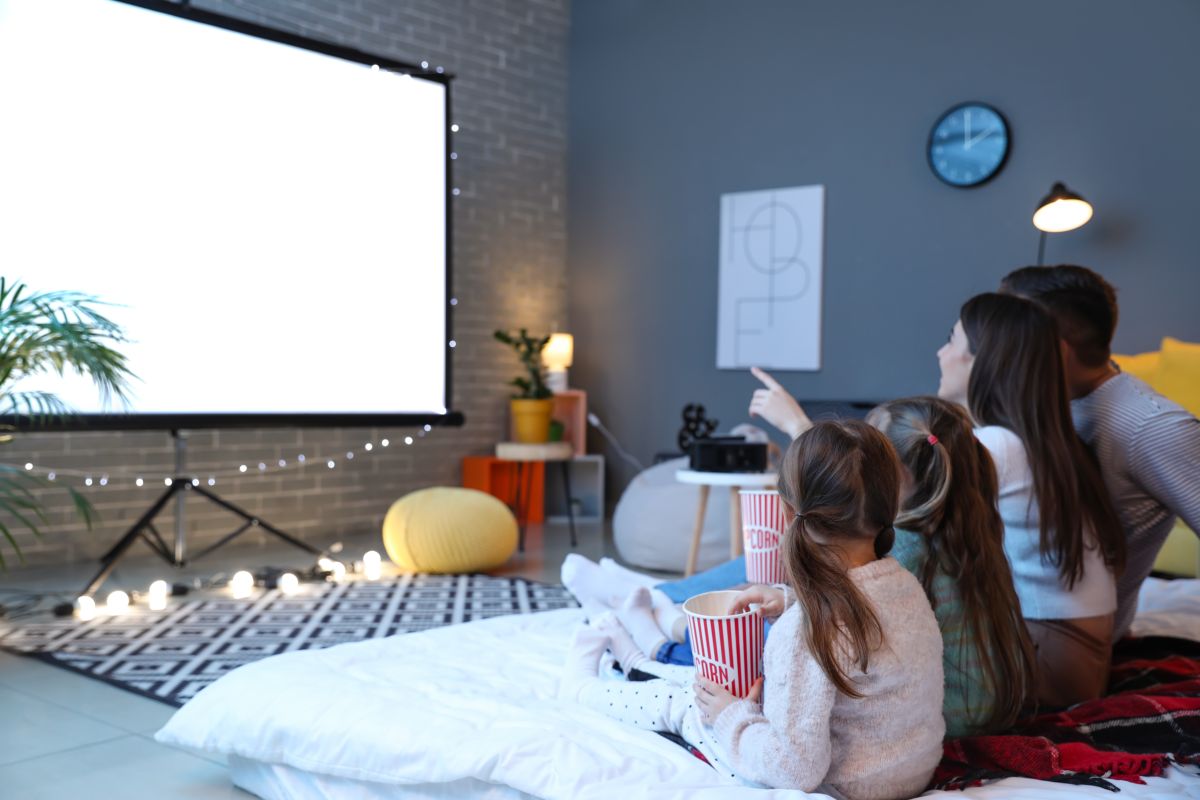 bambini guardano cinema casa