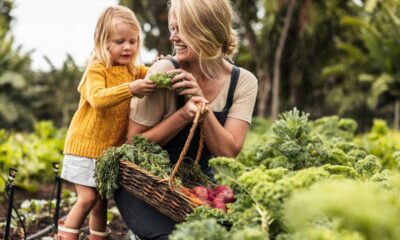 mamma e figlia nell'orto