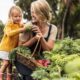 mamma e figlia nell'orto