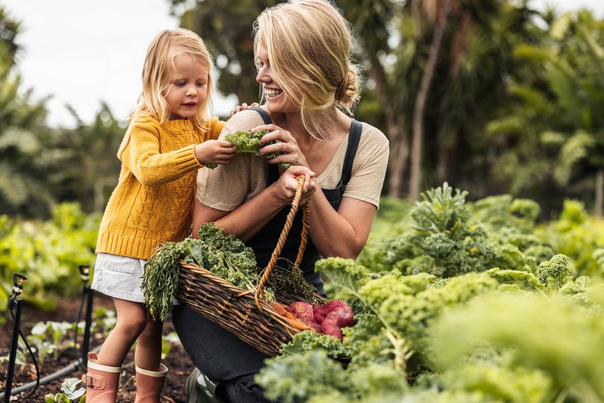 mamma e figlia nell'orto