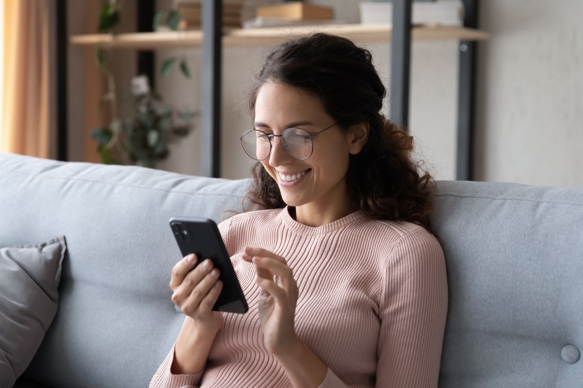 ragazza con smartphone