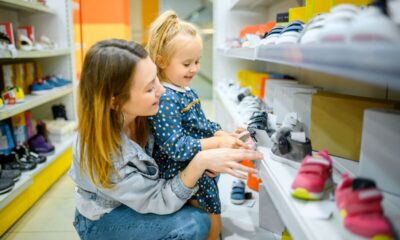 Mamma e figlia che comprano scarpe