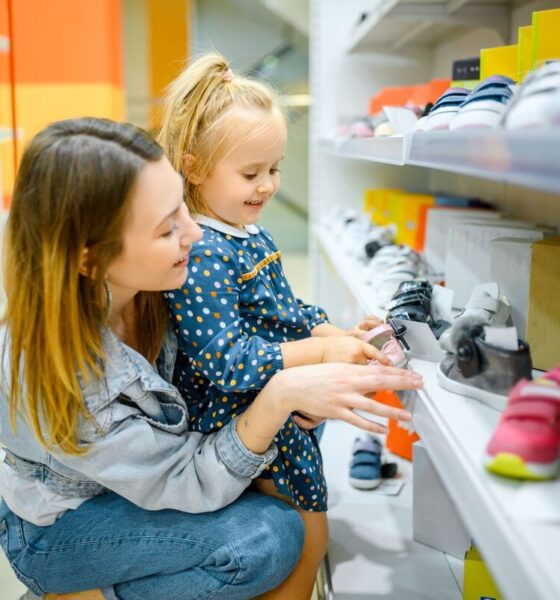Mamma e figlia che comprano scarpe