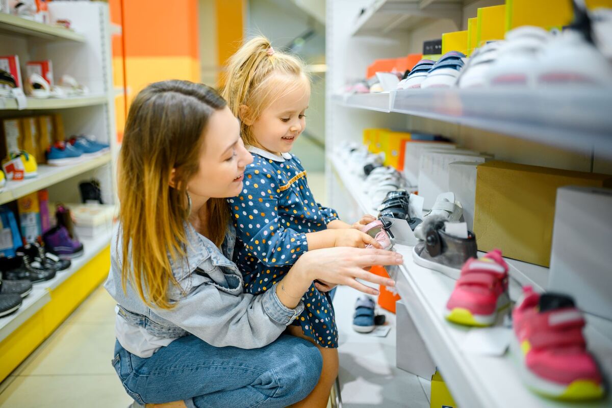 Mamma e figlia che comprano scarpe