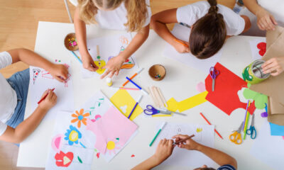 bambini al doposcuola che svolgono attività creative