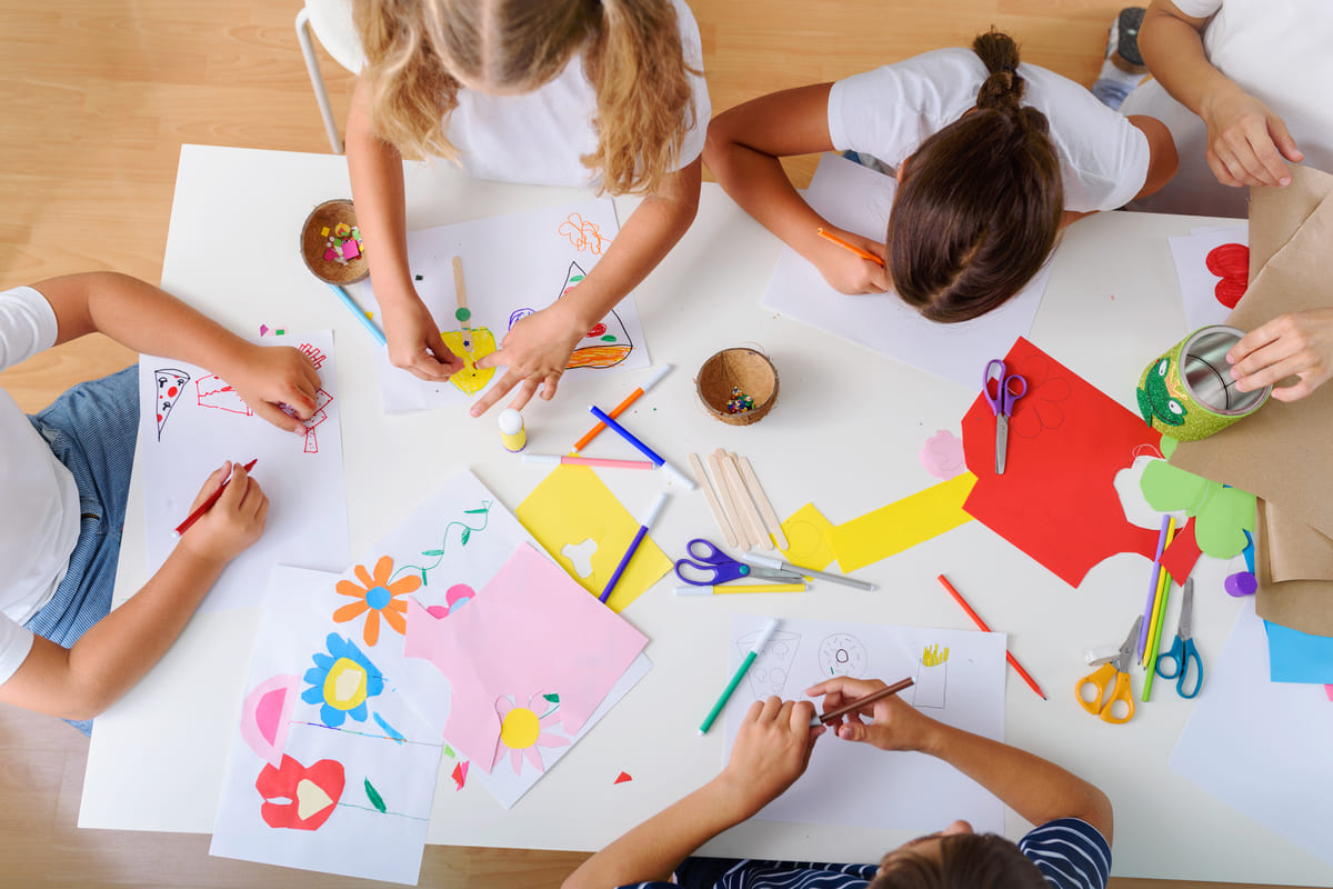 bambini al doposcuola che svolgono attività creative