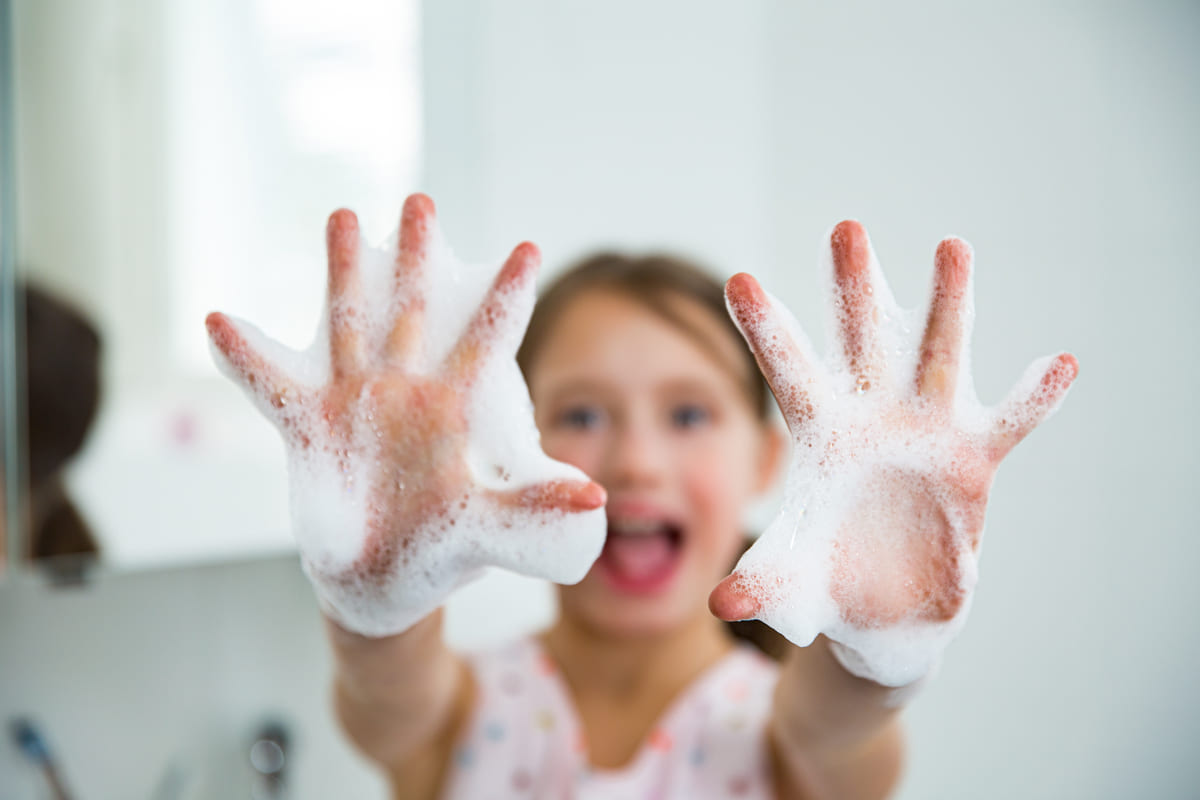 bambina con le mani insaponate