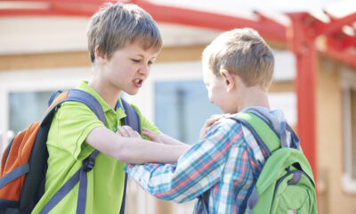 bambini a scuola che litigano