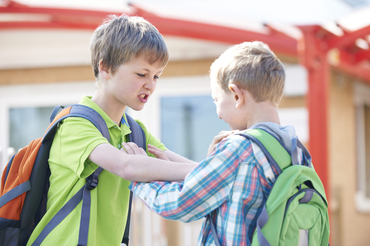 bambini a scuola che litigano