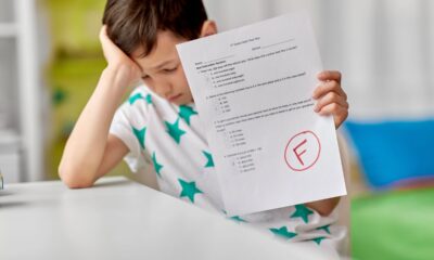 bambino triste dopo un brutto voto a scuola