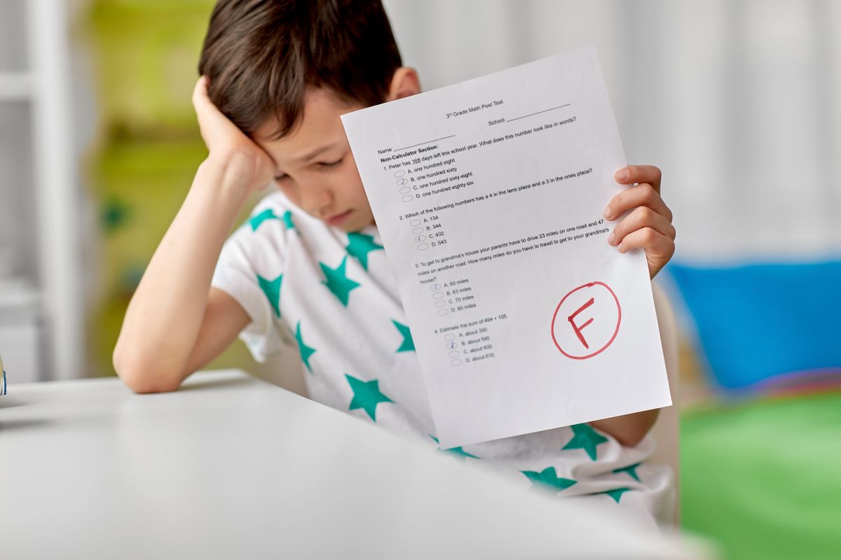 bambino triste dopo un brutto voto a scuola