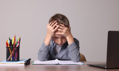 bambino in difficoltà mentre studia