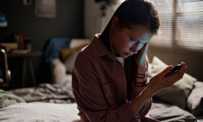 cyberbullismo, ragazza con lo smartphone
