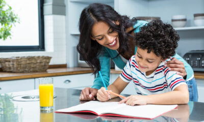 Mamma e figlio che fanno i compiti a casa