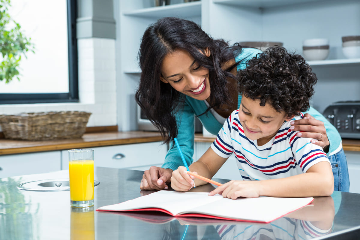 Mamma e figlio che fanno i compiti a casa