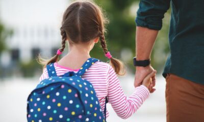 Papà accompagna la figlia a scuola