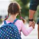Papà accompagna la figlia a scuola