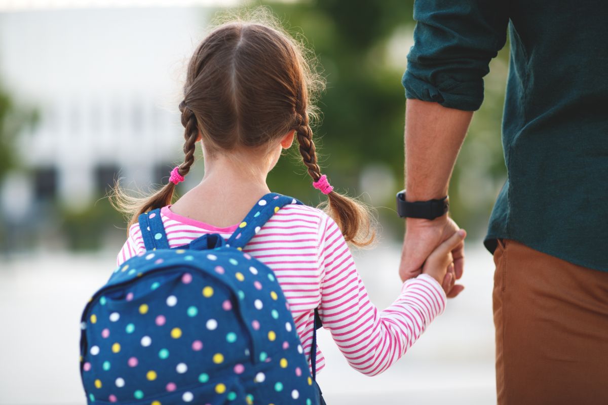 Papà accompagna la figlia a scuola