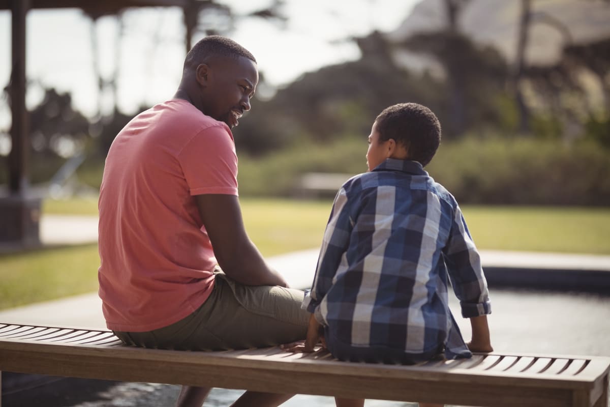 papà e figlio che parlano