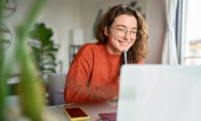 Ragazza che studia al computer