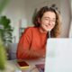 Ragazza che studia al computer