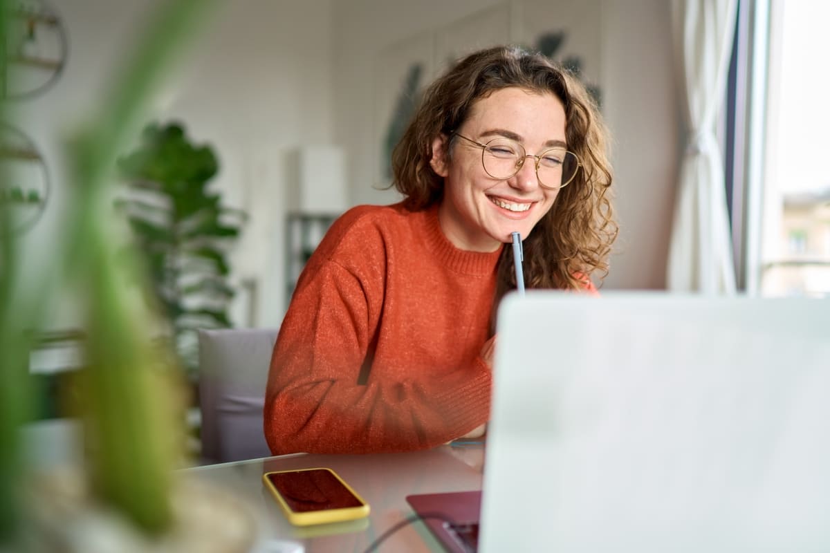 Ragazza che studia al computer