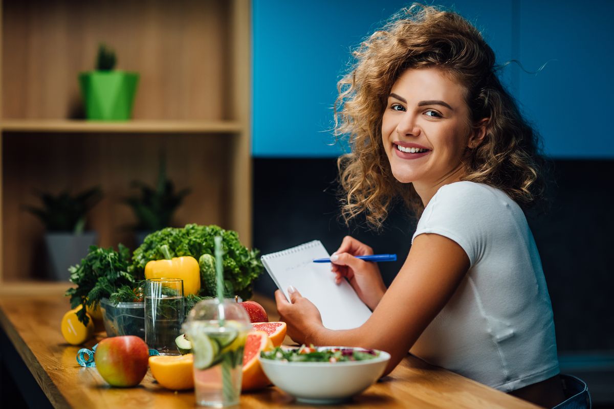 Ragazza che pianifica la sua alimentazione