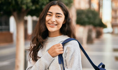 ragazza che sorride e va alla scuola media