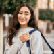 ragazza che sorride e va alla scuola media