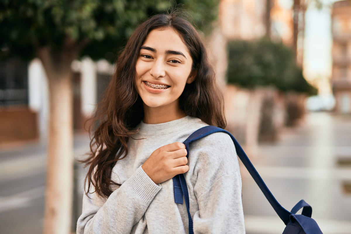 ragazza che sorride e va alla scuola media