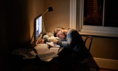 studente universitario che dorme sui libri