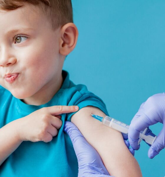 bambino che si vaccina