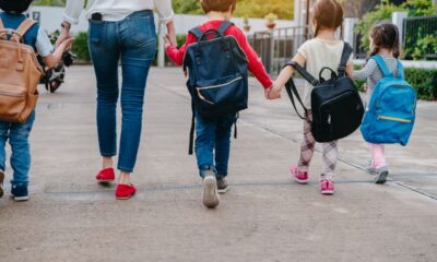 mamma e bambini vanno a scuola