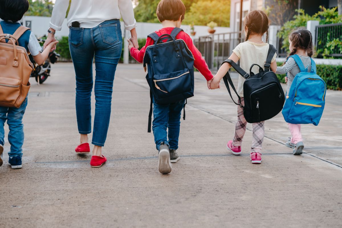 mamma e bambini vanno a scuola