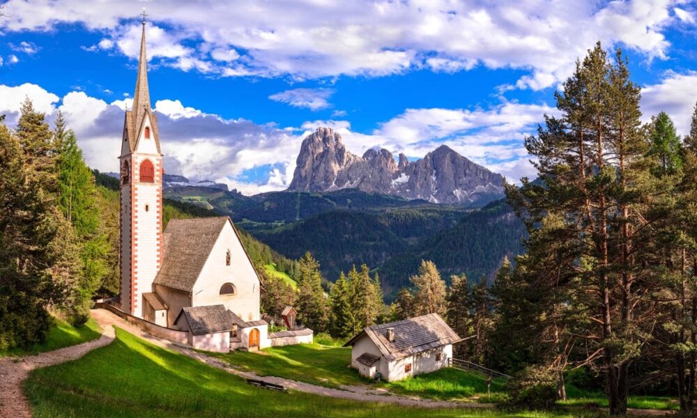 Ortisei chiesa Dolomiti paesaggio di montagna