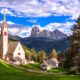 Ortisei chiesa Dolomiti paesaggio di montagna