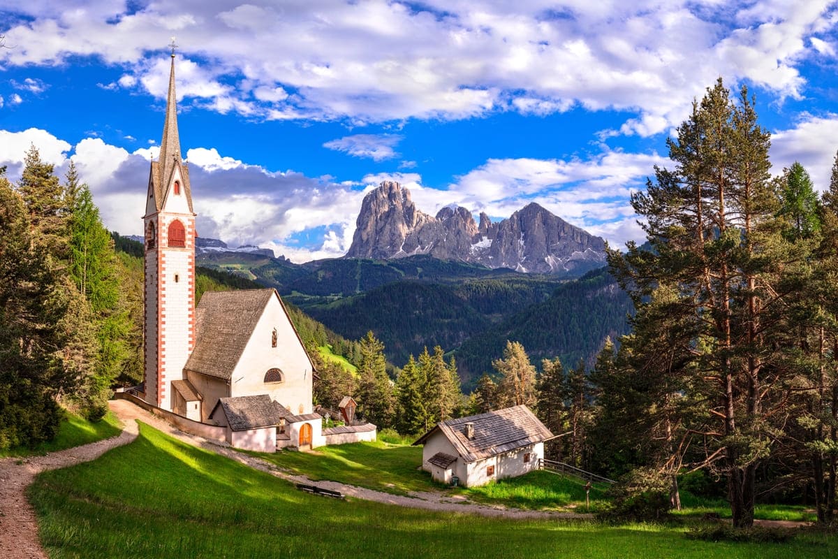 Ortisei chiesa Dolomiti paesaggio di montagna
