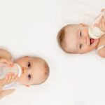 Neonati che bevono il latte dal biberon
