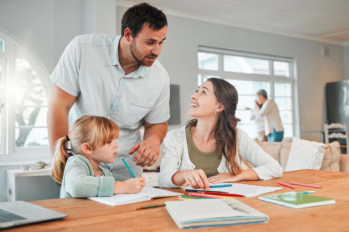Mamma e papà supportano la figlia nello studio.