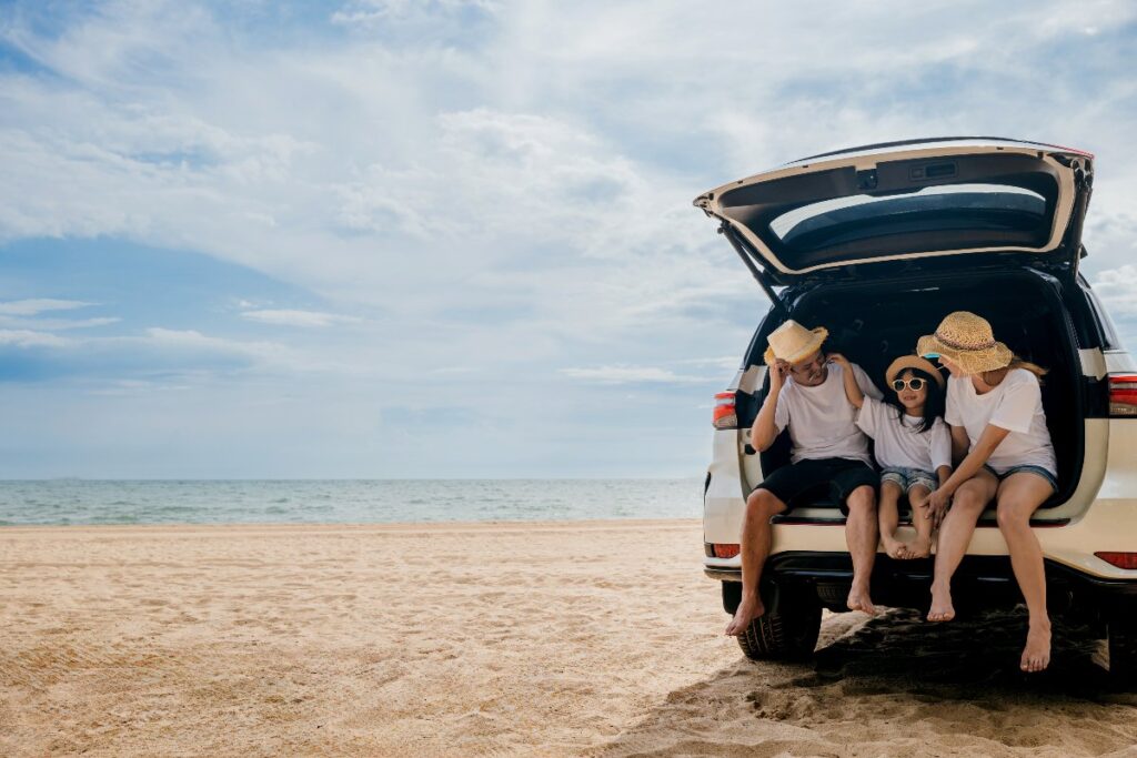 Famiglia in auto al mare