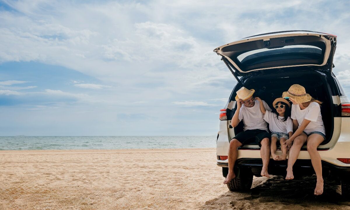 Famiglia in auto al mare