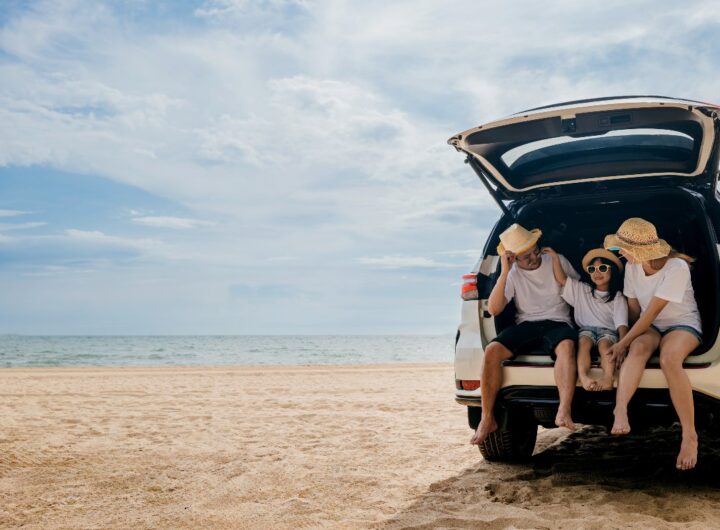 Famiglia in auto al mare
