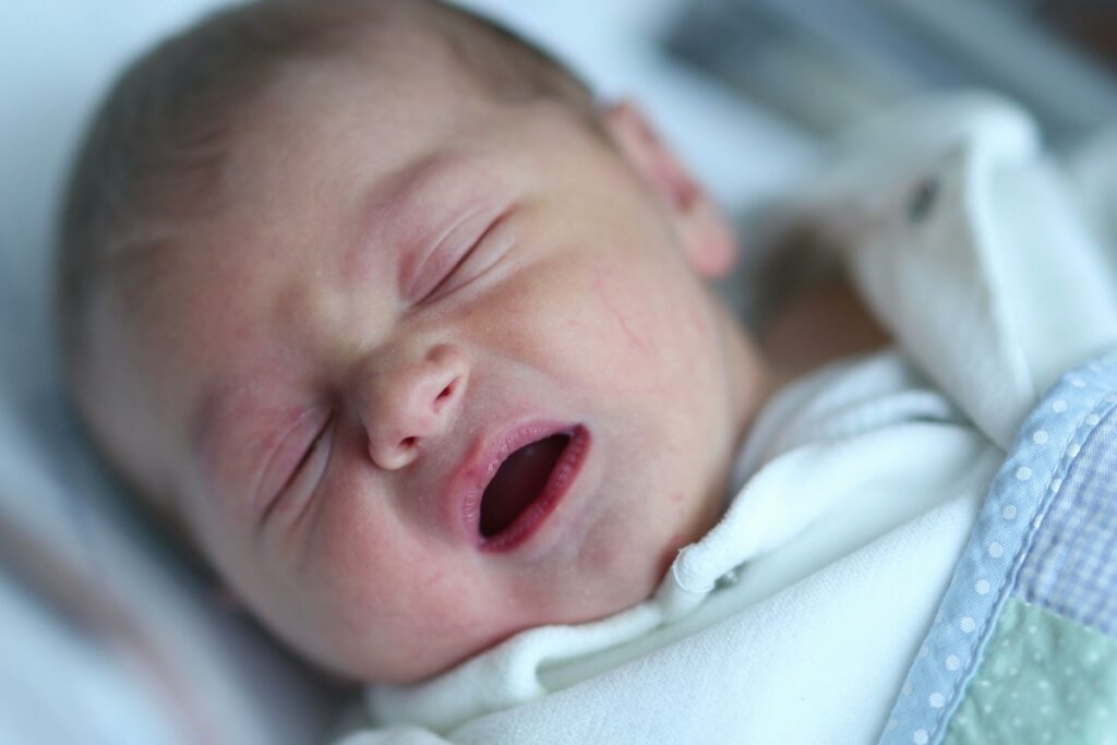 Mugolii del neonato durante la comparsa dei primi dentini da latte