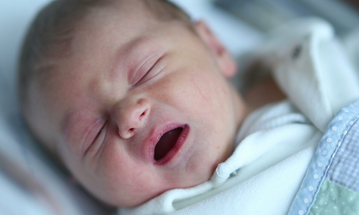 Mugolii del neonato durante la comparsa dei primi dentini da latte