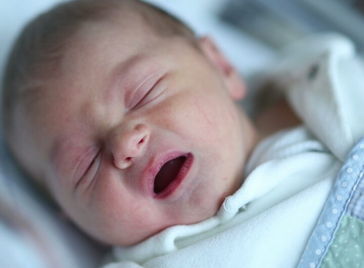 Mugolii del neonato durante la comparsa dei primi dentini da latte