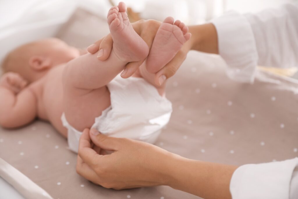 Cambio del pannolino per un neonato
