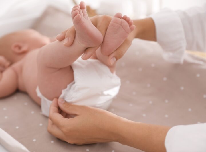 Cambio del pannolino per un neonato