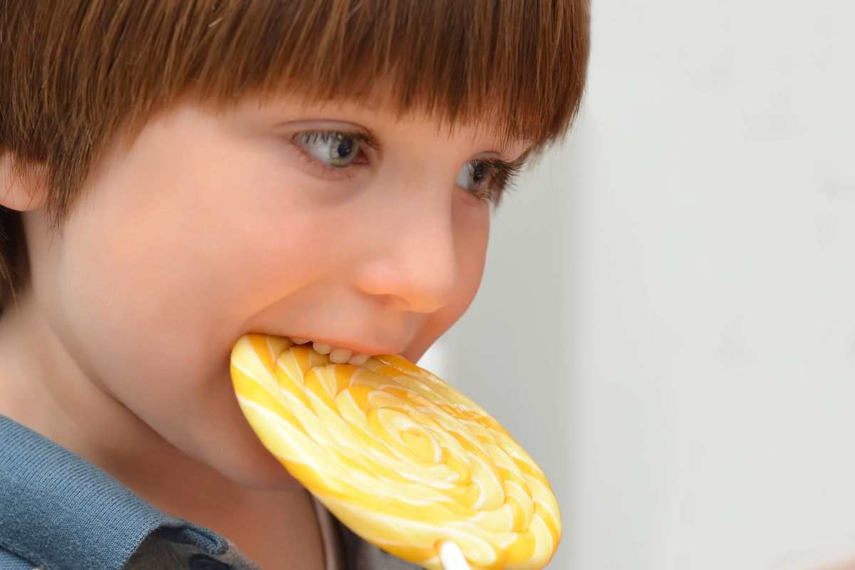bambini mangiano lecca lecca zucchero ai bambini ecco perché non vanno vietati