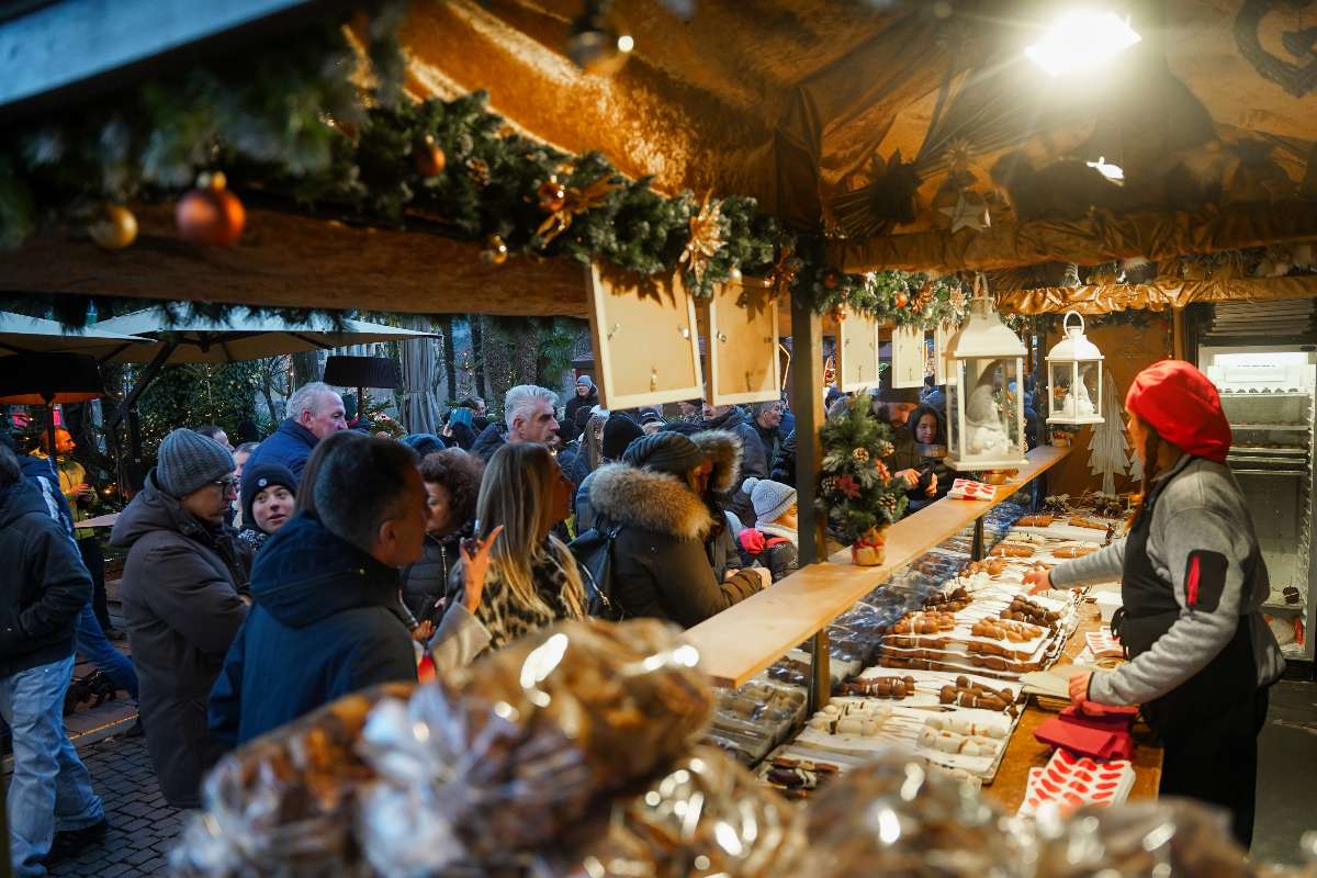 Atmosfera natalizia ai mercatini della città di Merano. Mercatini di Natale a Merano, in Trentino-Alto Adige.