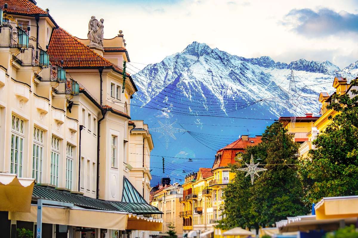 Merano in Trentino-Alto Adige: scorcio della città con montagne sullo sfondo.